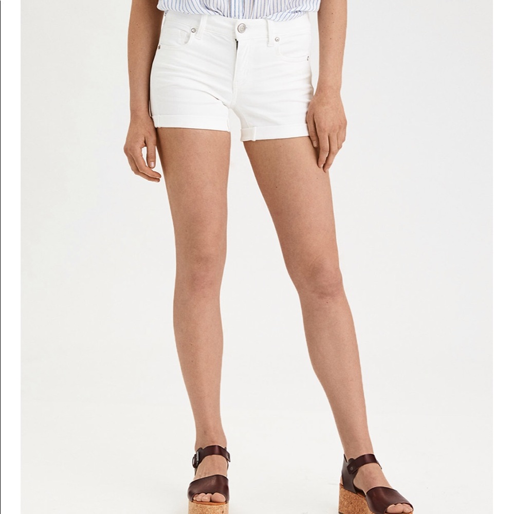 Longer white shorts “midi” style